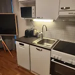 Viihtyisae Korkealuokkainen, Tilava Ja Parvekkeellinen Yksioe Logomolla 1-2hloe Apartamento