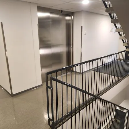 아파트 Viihtyisae Korkealuokkainen, Tilava Ja Parvekkeellinen Yksioe Logomolla 1-2hloe *